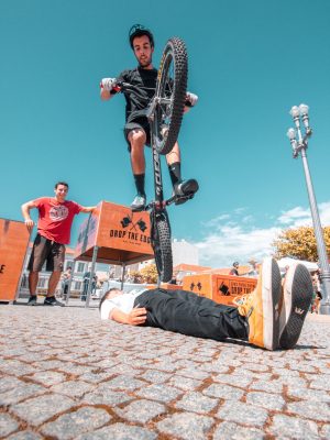 Vasco Carvalho numa demonstração de Bike Trial e Parkour em Espinho