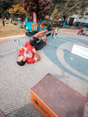 Daniel Arraia numa demonstração de Bike Trial e Parkour em Espinho